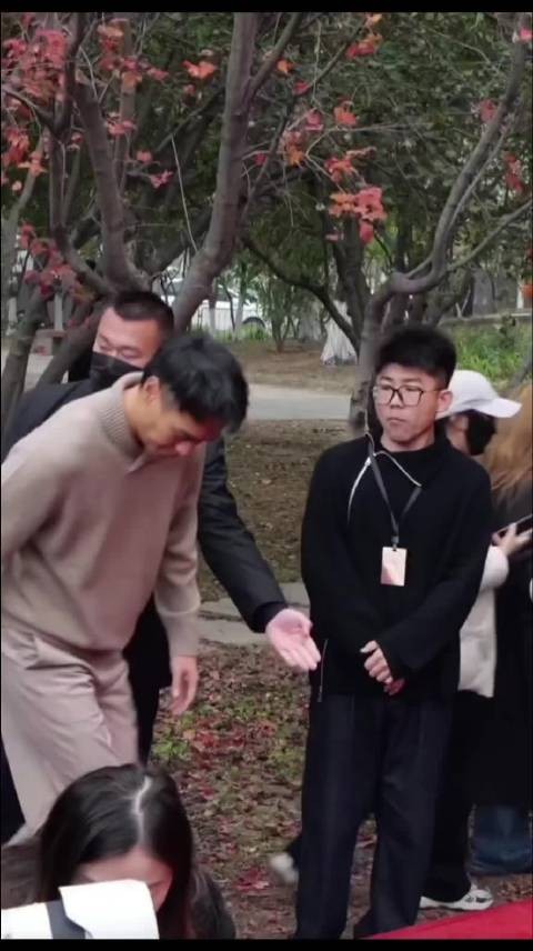 杨祐宁牵着妻子的手走红毯了，娱乐圈低调又恩爱的一对夫妻！