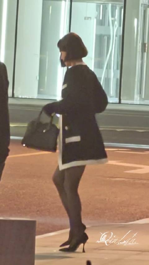 秦岚即兴编舞引热议，网友喊话辛芷蕾赵昭仪围观