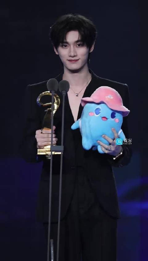 呜呜呜电影频道M榜荣誉之夜年度新人丁程鑫!