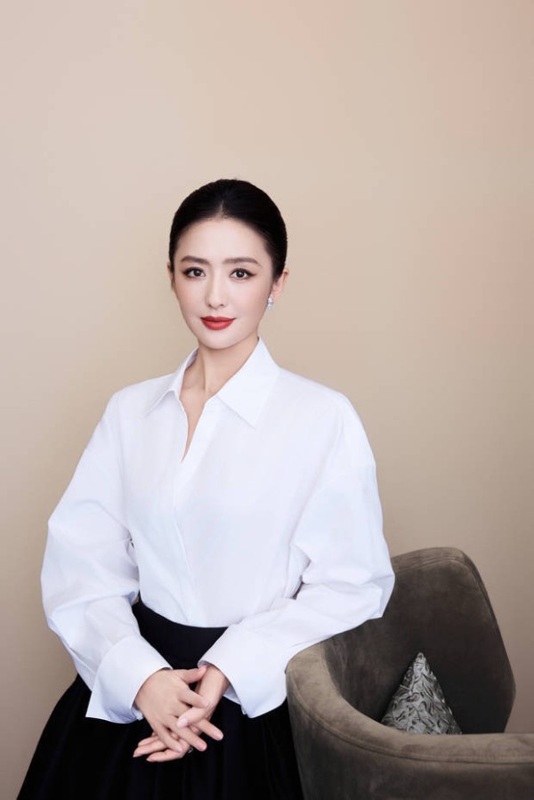 搜狐娱乐讯 近日，佟丽娅在社交平台分享了一组活动美照。她身着白衬衫，气质清雅如兰。