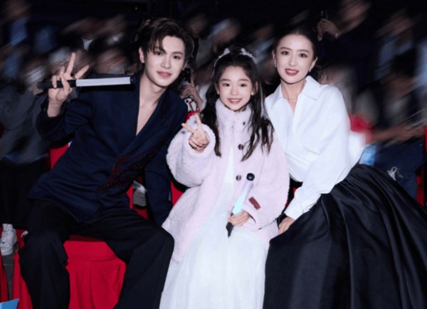 佟丽娅小酒窝同框比耶。