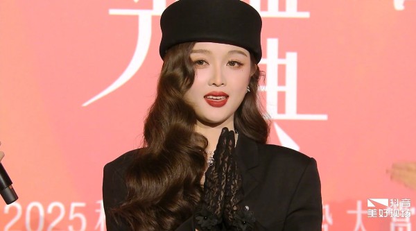 吴宣仪黑裙亮相流光盛典,新戏杀青将发新歌