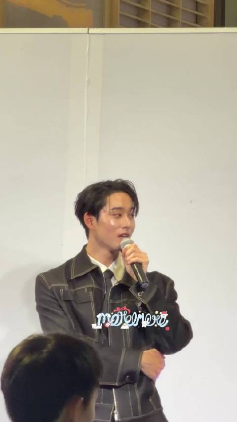 Blackpink演唱会上粉丝与蜘蛛侠装扮同伴互动