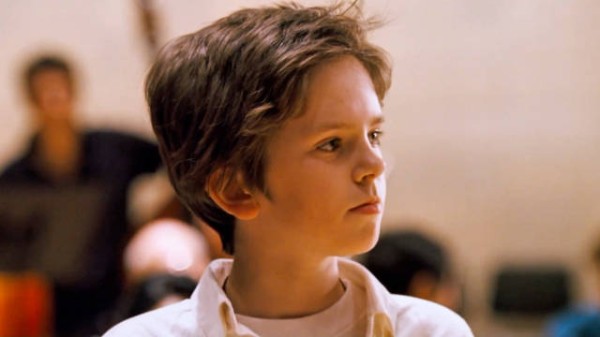 富家小姐爱上了街头穷小子，他们只是在天台一夜温存，女孩就发现自己怀了孕