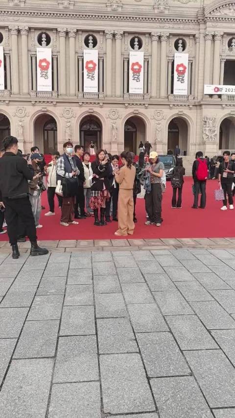 郭宇欣文荣奖红毯现场给粉丝签名互动,谁懂这个高马尾啊