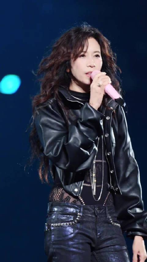 她怎么还是这么美？时光仿佛没在她身上留下痕迹！