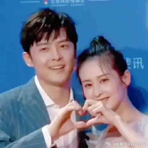 为数不多的同框出席活动，很低调幸福的一对