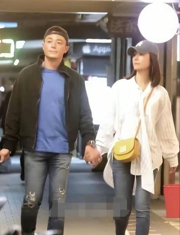 林心如曝霍建华消费观：手机屏裂用五年，对女儿要啥买啥超大方