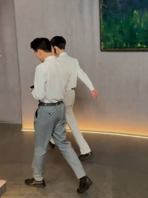 迎宾小哥长得也是蛮帅的，不知道工资给开多少了？