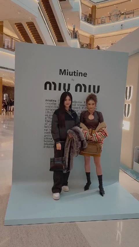 王诗龄何超莲miumiu活动同框,富二代星二代都开始进娱乐圈闯荡了