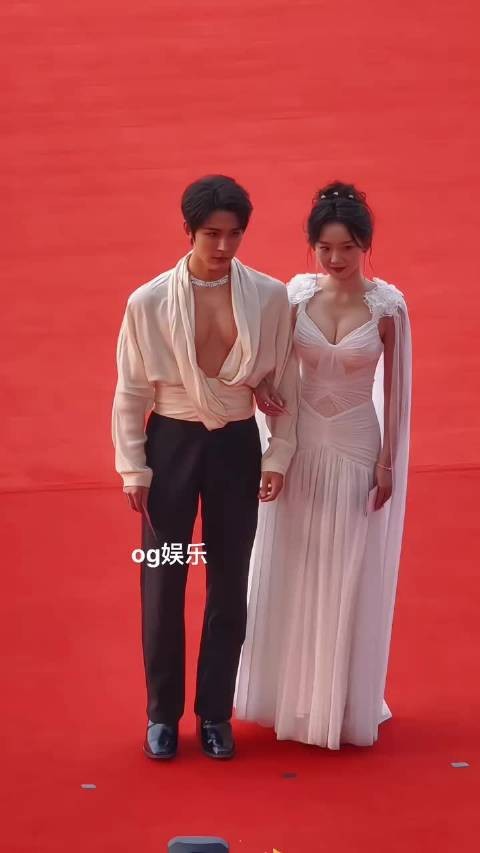 柯俊张婉悦牵手走红毯,柯俊造型引热议