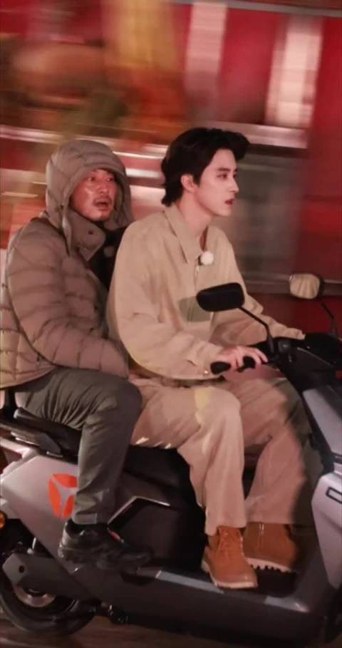 笑死了看到有网友说敖瑞鹏的后座像带了一个劫匪 沙溢：拴Q啊