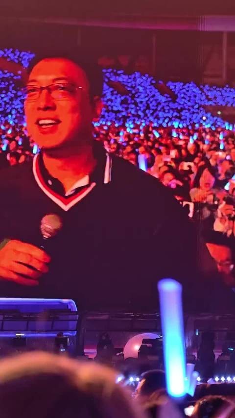 香港粉丝听到周深要去香港启德开演唱会时，激动的都要哭了