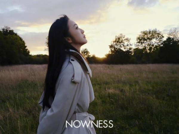 汤唯草地随拍治愈力满分 风衣造型舒展自在传递温柔力量