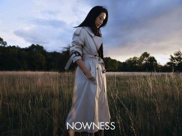 汤唯双手插兜,随性自由。