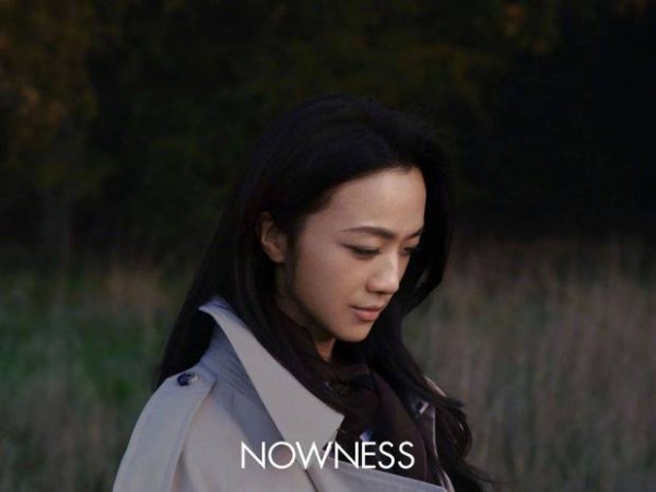 汤唯侧颜优越。