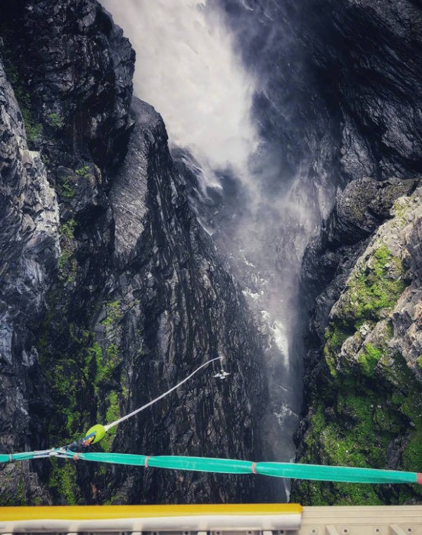 马思纯成功挑战蹦极超有勇气。