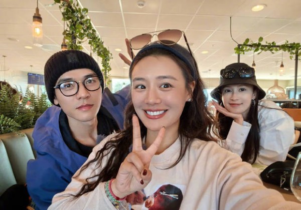 马思纯与龚俊、李沁同框合影。