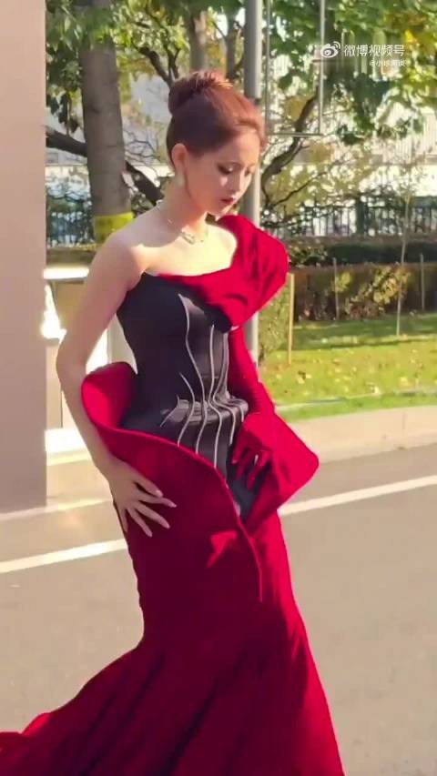 超越妹妹红毯造型换风格了,又美又欲
