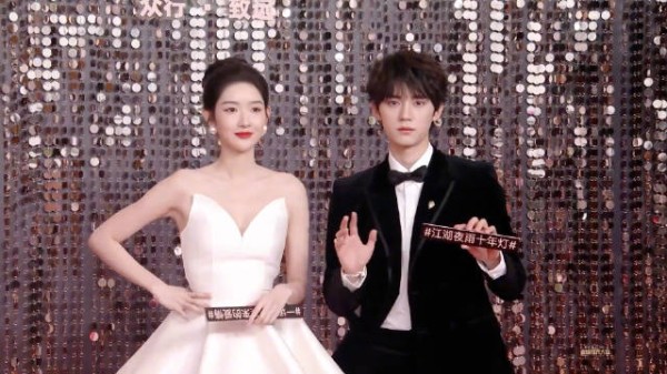 王玉雯周翊然亮相微博视界大会红毯