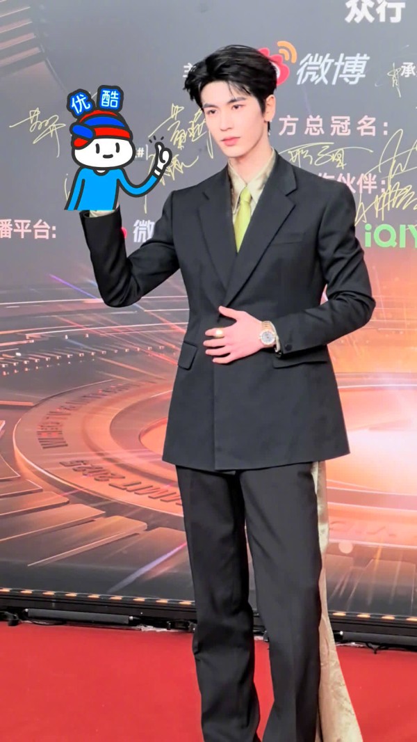 张凌赫亮相微博视界大会红毯，新作《樱桃琥珀》《度华年》受关注