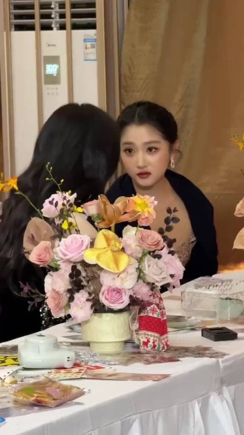 关晓彤跟蒋欣聊天的表情好可爱 后台热聊中！