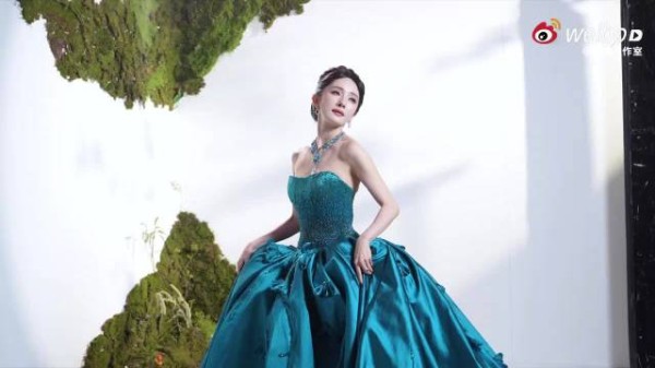 杨幂蓝孔雀长裙亮相微博视界大会红毯