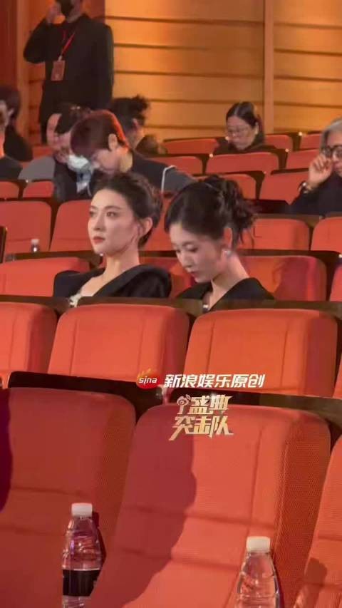 邢菲和梁洁两位美女坐在一起，对我的眼睛很友好 微博视界大会