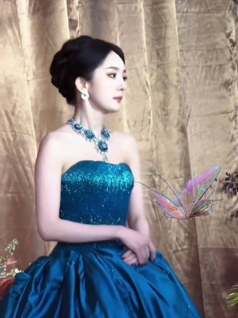 杨幂穿30斤蓝孔雀礼服亮相,获赞蓝孔雀女王