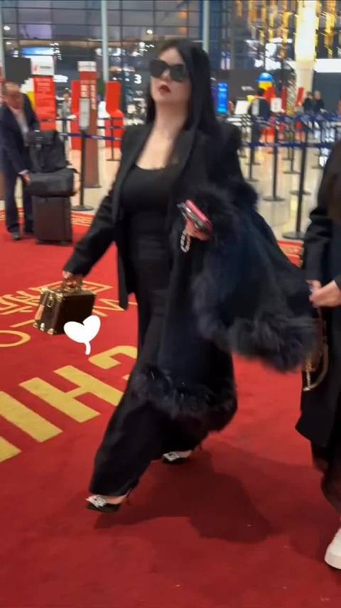 李湘王诗龄母女俩一同走机场,在霸气侧漏的妈妈旁边王诗龄显得好廋小