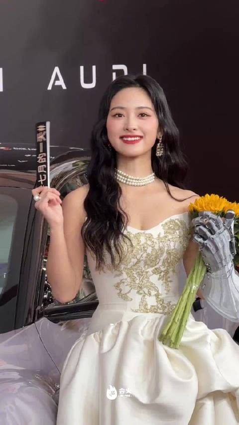 好一个明媚的月月