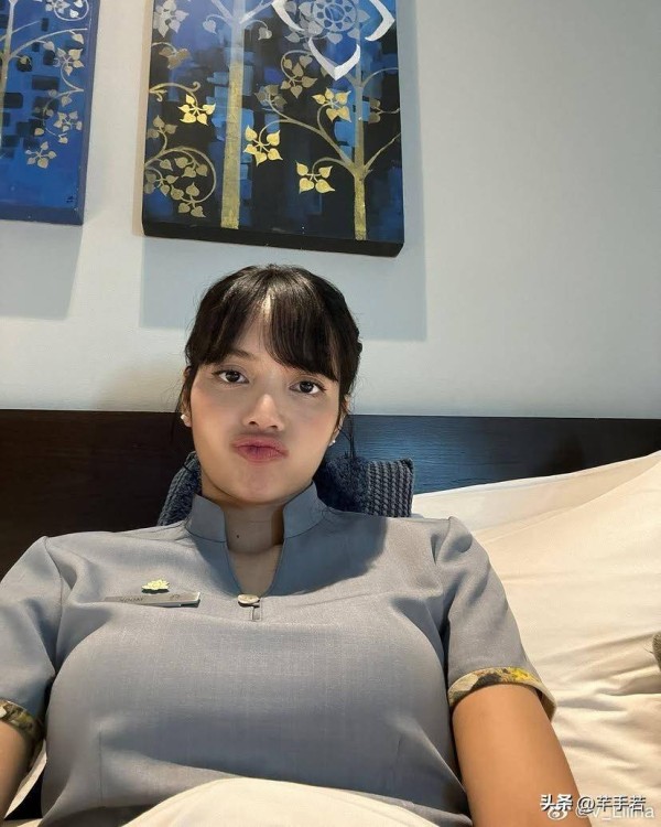 Lisa偷簪花文化,在欧美作品中使用簪花的造型,并强调是泰国文化