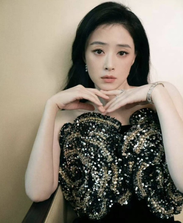 蒋欣红毯“迷糊”引爆热搜，白玉兰视后再掀全民狂欢