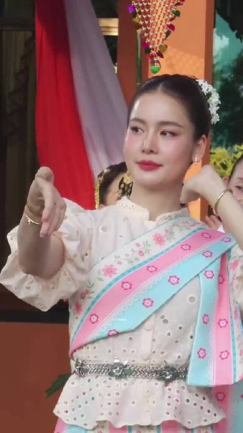 泰国传统舞蹈, 泰国女星带头跳舞祈福