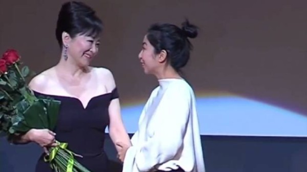 林青霞久违现身，她获颁远东国际电影节终身成就奖，女儿惊喜现身为她颁奖