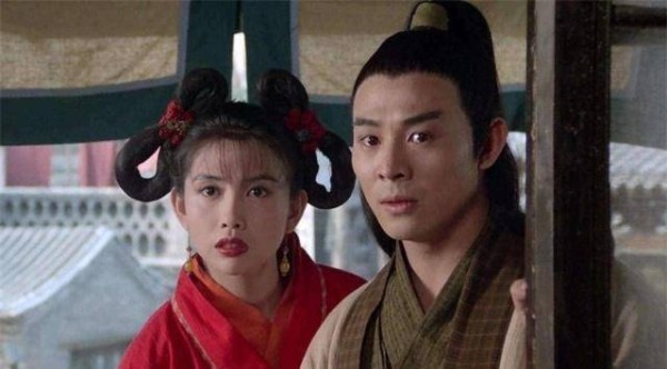 金庸也有笔误的时候,在倚天屠龙记中,丐帮帮主一人变两人