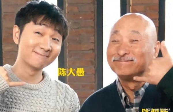 虎父无犬子,陈大愚再现陈佩斯吃面条名场面,陈老的眼神恍惚了