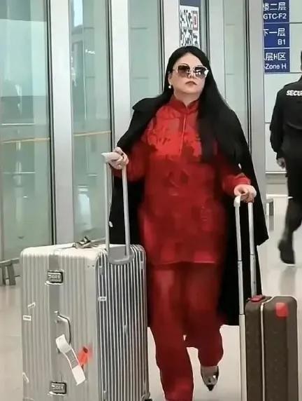 李湘“座山雕”身材被模仿，被问感受后晒旧照，瘪嘴翻白眼引热议