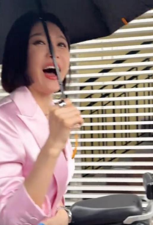 秦岚王阳现身宁波拍戏,却暴露真实状态:秦岚脸部疑僵硬,王阳帅到掉渣