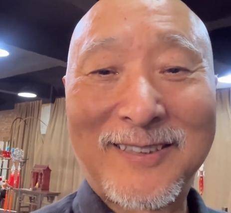 陈佩斯三兄妹罕见同框!75岁大哥老得认不出,妹妹却年轻富态有活力