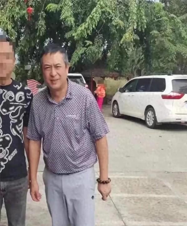 54岁张嘉译被偶遇!白发苍苍腰越来越严重,完全没办法站直