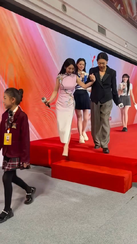 柳岩穿旗袍气质到位,不过看的出来年纪到了,该垮的还是垮了,托不住了