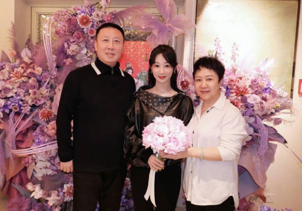 杨紫与爸爸妈妈同框合影，站在爸妈中间备受宠爱。当天，一家三口笑容满面，心情愉悦。