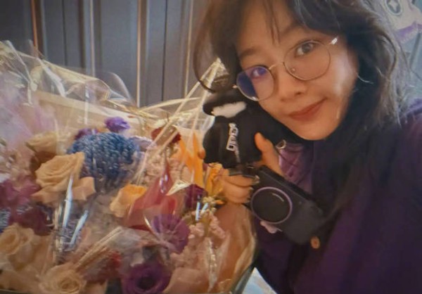 杨紫发文称：“有很多想说的话，也有很多想感谢的，但真的到这一天又不知该从何说起。先要感谢一直以来陪伴我、支持我每部剧的朋友们，也要感谢一路走来的每个角色，感谢她们见证了我的成长，也让我更清晰地认识、接纳每个阶段的自己。即便时光匆匆，我依旧是那个我，永远爱你们。”