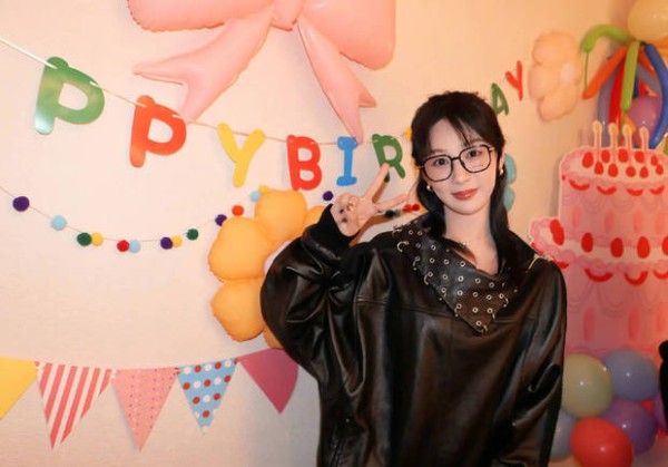 杨紫开心比耶，元气满满。