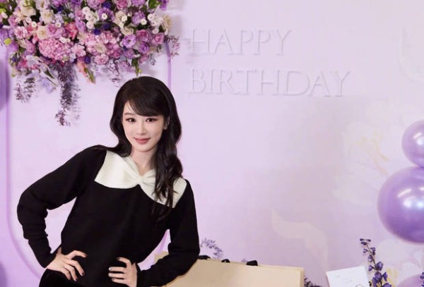 杨紫颜值在线，少女感十足。