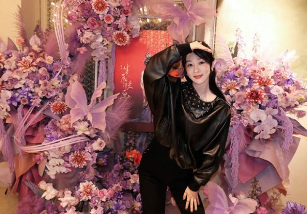 杨紫绽放温柔笑容，美貌迷人。