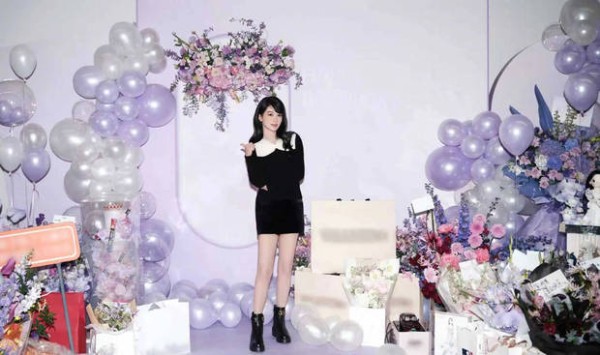 杨紫大方秀白皙美腿，身材好棒。