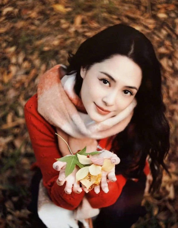 红配秋太绝了!阿娇身着红色针织上衣明媚动人