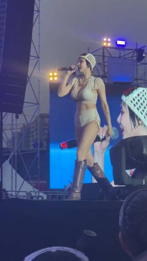 金泫雅穿内衣亮相引热议